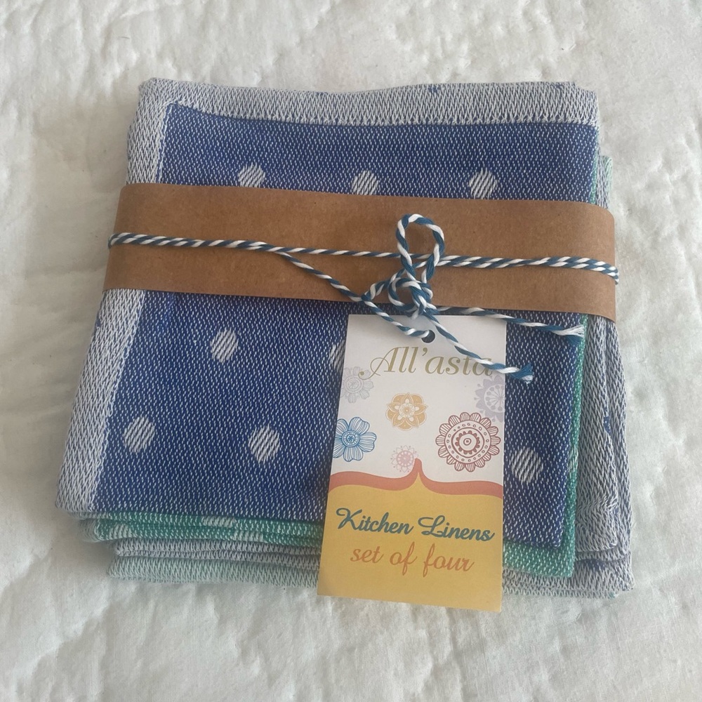 NWT Set of four kitchen linens